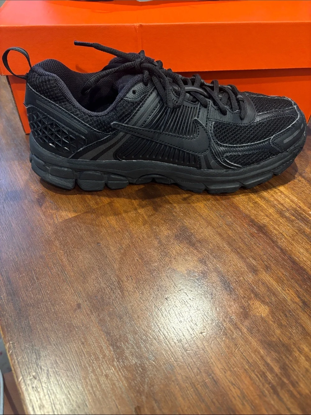 Nike Vermero 5 Men’s Black athletic Shoe. Size 7